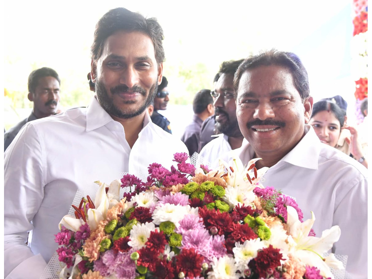 Ministers And Officials Welcomed CM YS Jagan at vijayawada Photos - Sakshi19