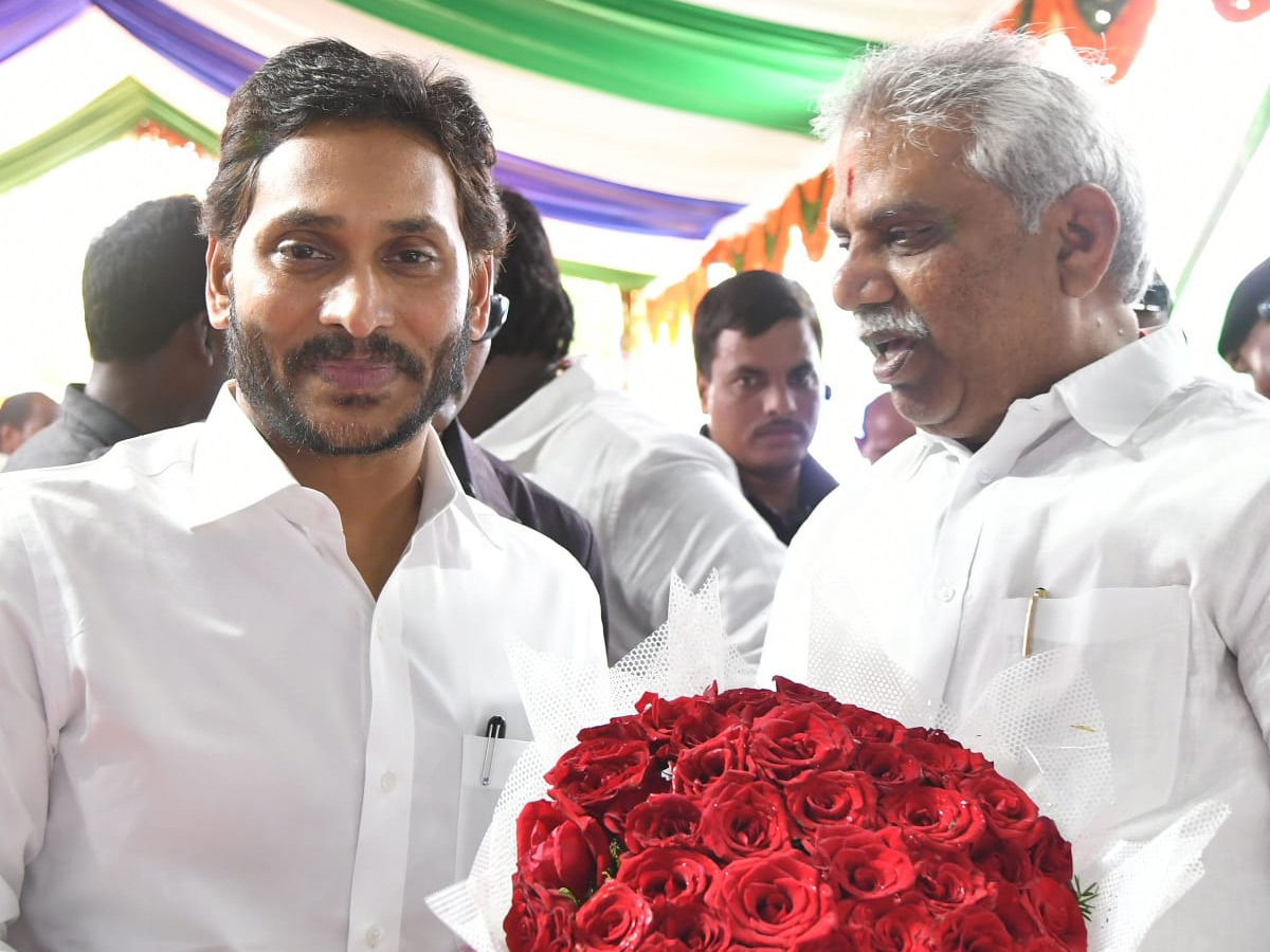 Ministers And Officials Welcomed CM YS Jagan at vijayawada Photos - Sakshi3