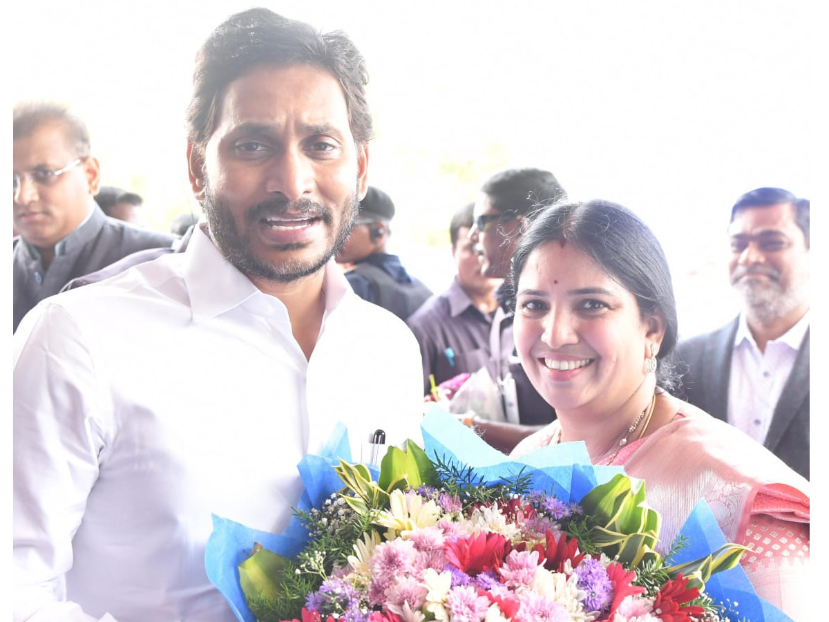 Ministers And Officials Welcomed CM YS Jagan at vijayawada Photos - Sakshi20