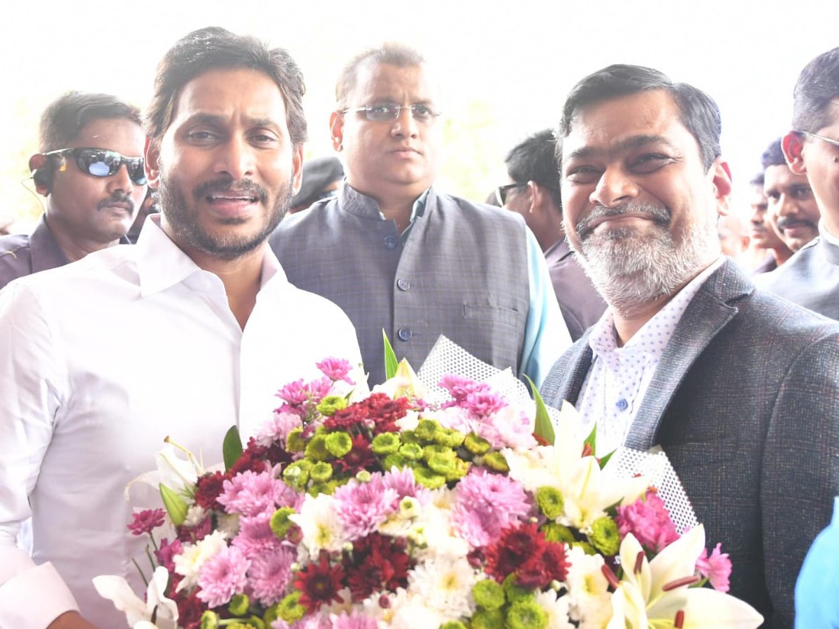 Ministers And Officials Welcomed CM YS Jagan at vijayawada Photos - Sakshi21