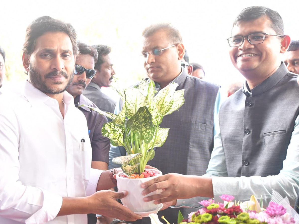 Ministers And Officials Welcomed CM YS Jagan at vijayawada Photos - Sakshi22