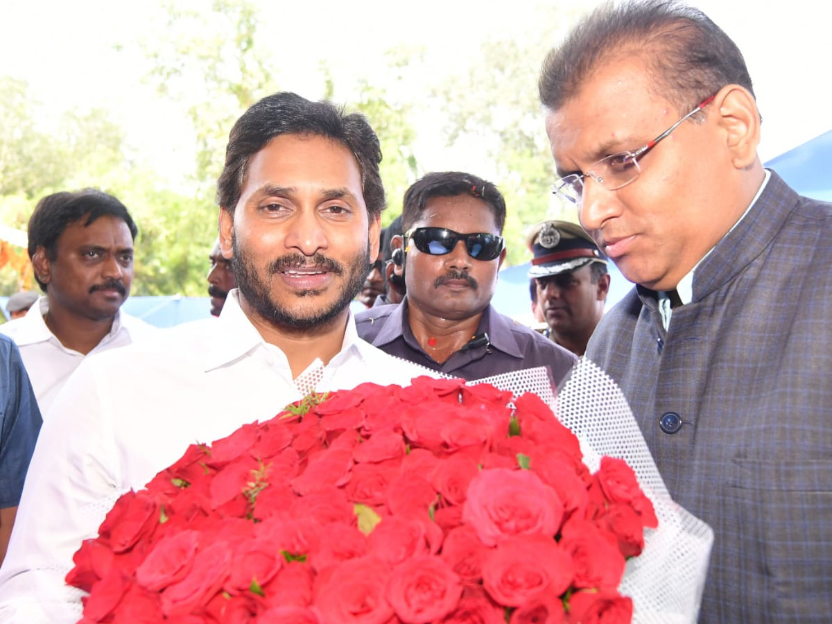 Ministers And Officials Welcomed CM YS Jagan at vijayawada Photos - Sakshi23