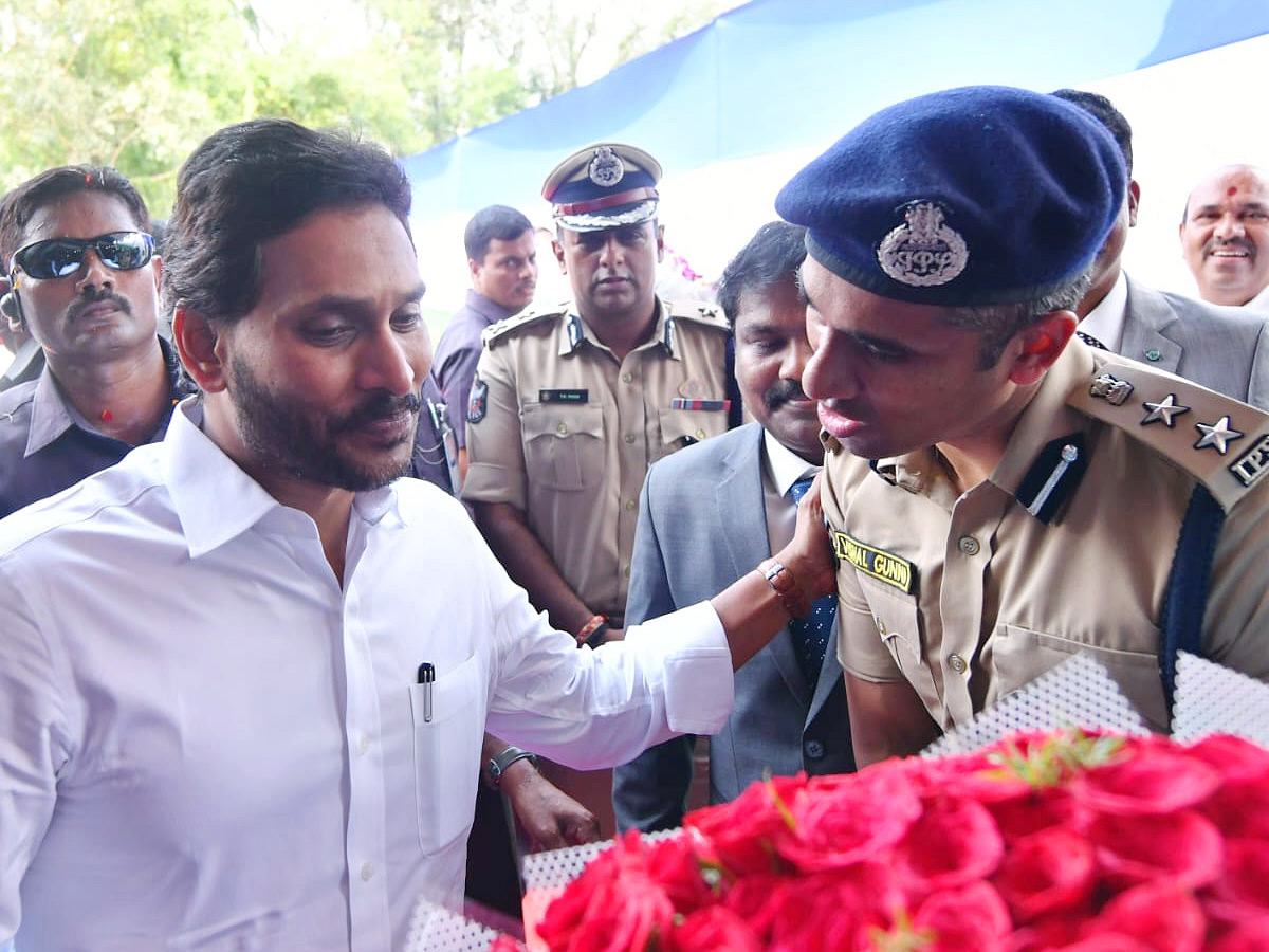 Ministers And Officials Welcomed CM YS Jagan at vijayawada Photos - Sakshi24