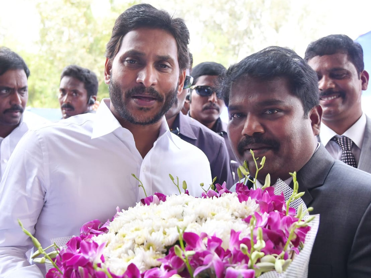 Ministers And Officials Welcomed CM YS Jagan at vijayawada Photos - Sakshi25