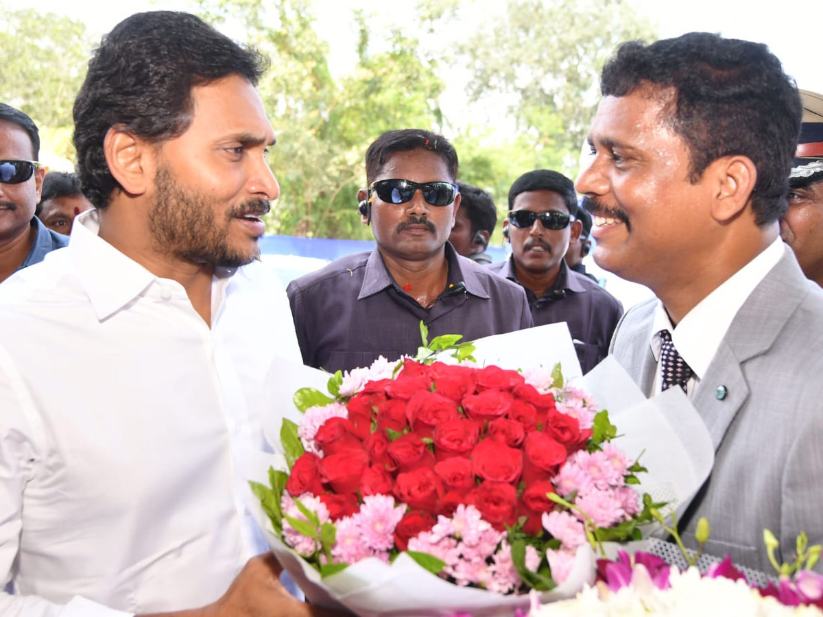 Ministers And Officials Welcomed CM YS Jagan at vijayawada Photos - Sakshi26