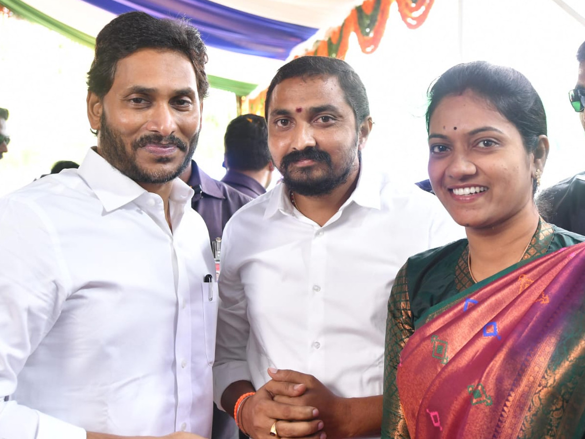 Ministers And Officials Welcomed CM YS Jagan at vijayawada Photos - Sakshi4