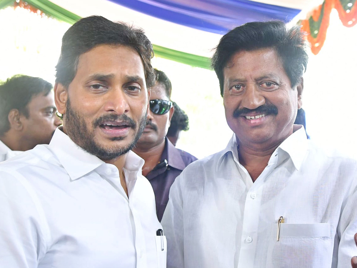 Ministers And Officials Welcomed CM YS Jagan at vijayawada Photos - Sakshi5