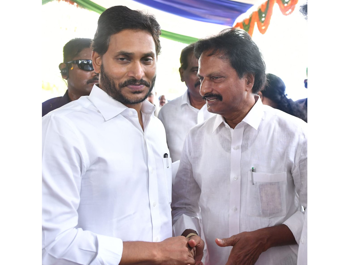 Ministers And Officials Welcomed CM YS Jagan at vijayawada Photos - Sakshi6