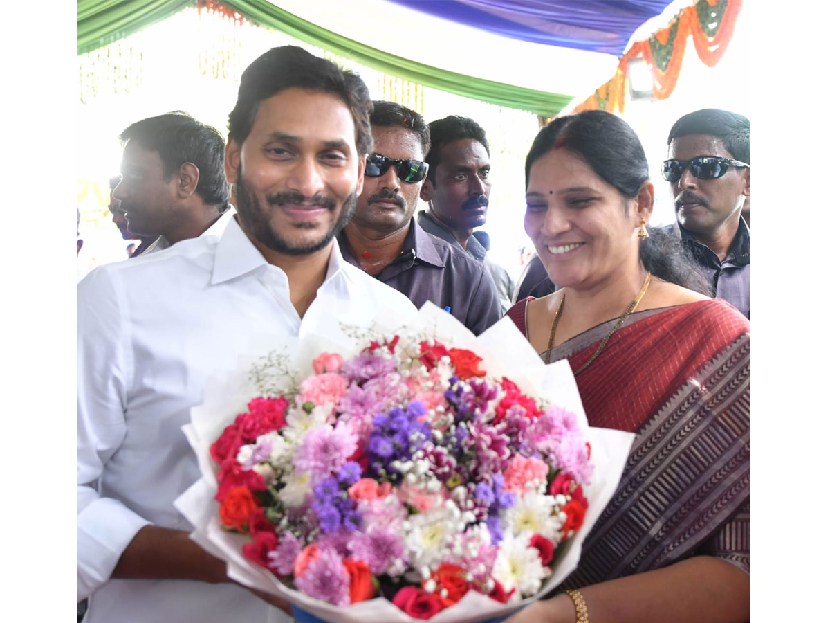 Ministers And Officials Welcomed CM YS Jagan at vijayawada Photos - Sakshi8