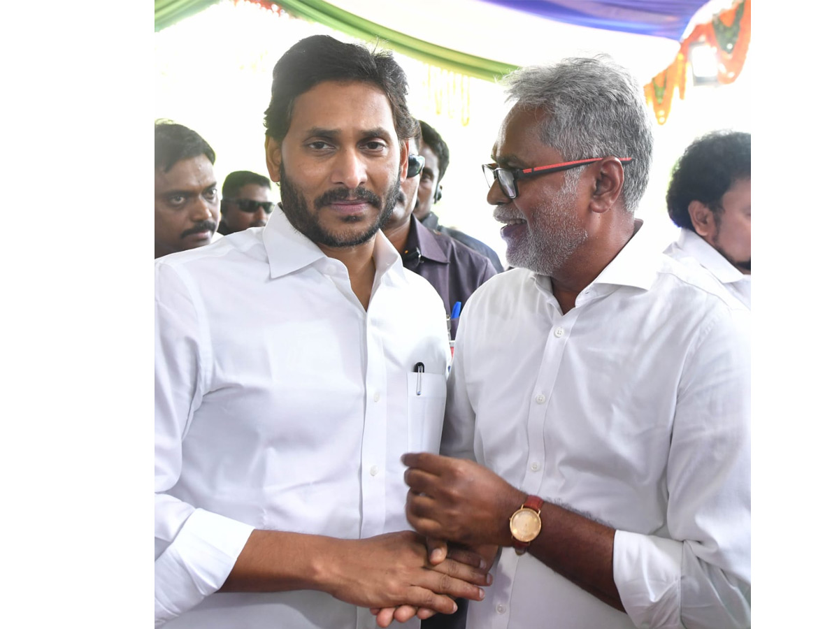 Ministers And Officials Welcomed CM YS Jagan at vijayawada Photos - Sakshi9