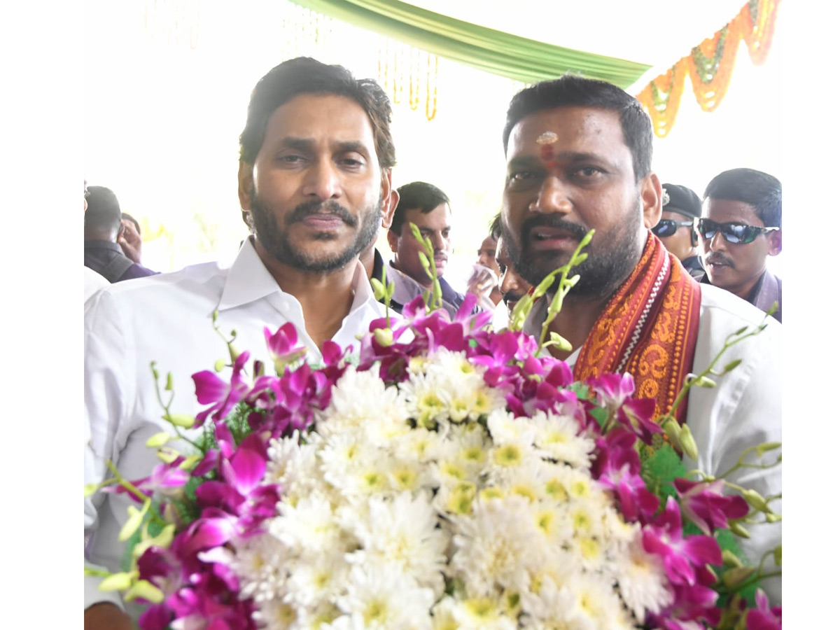 Ministers And Officials Welcomed CM YS Jagan at vijayawada Photos - Sakshi10