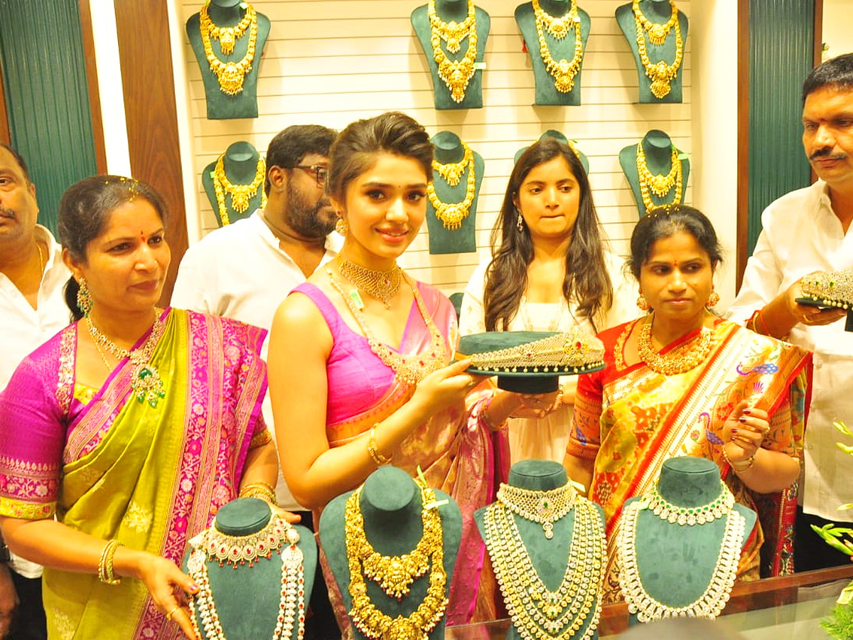 Actress Krithi Shetty Inaugurates Chennai Shopping Mall In Khammam PHotos - Sakshi6