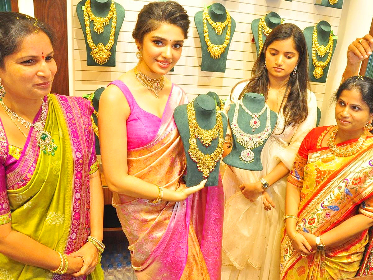 Actress Krithi Shetty Inaugurates Chennai Shopping Mall In Khammam PHotos - Sakshi7