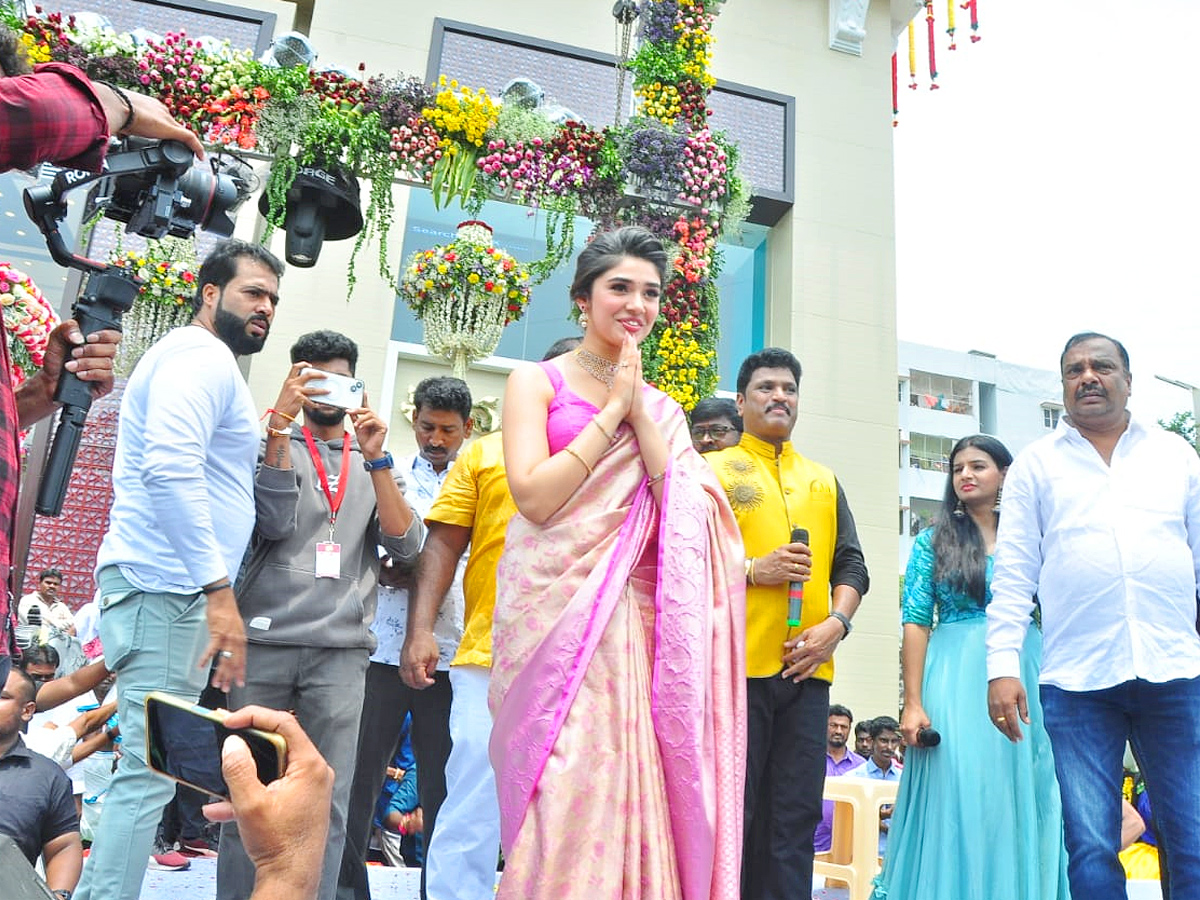 Actress Krithi Shetty Inaugurates Chennai Shopping Mall In Khammam PHotos - Sakshi1