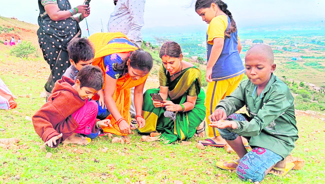 తేళ్లను పట్టుకుంటున్న భక్తులు1