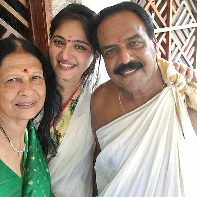 anushka shetty family - Sakshi5