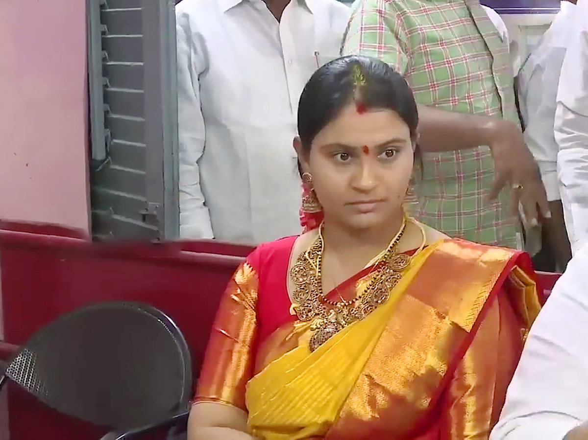 Proddatur MLA Rachamallu Siva Prasad Reddy Daughter Love Marriage - Sakshi17