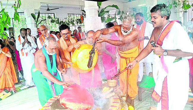 వనదుర్గ అమ్మవారికి చండీ హోమం పూర్ణాహుతి పండితులు 1