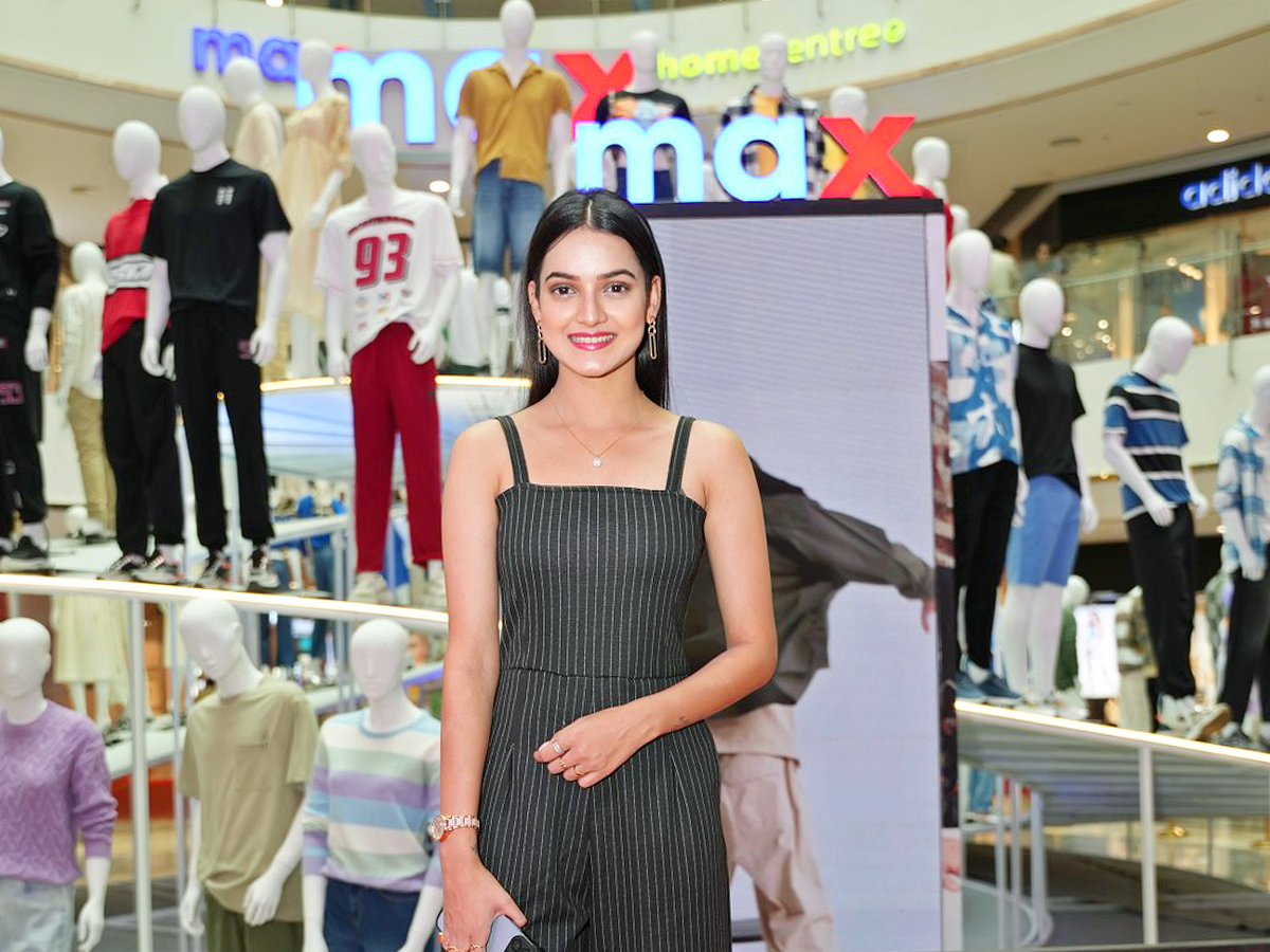 Actress Namrata Shirodkar And Sitara Unveils Largest Bommala Koluvu at Nexus Mall Photos - Sakshi10