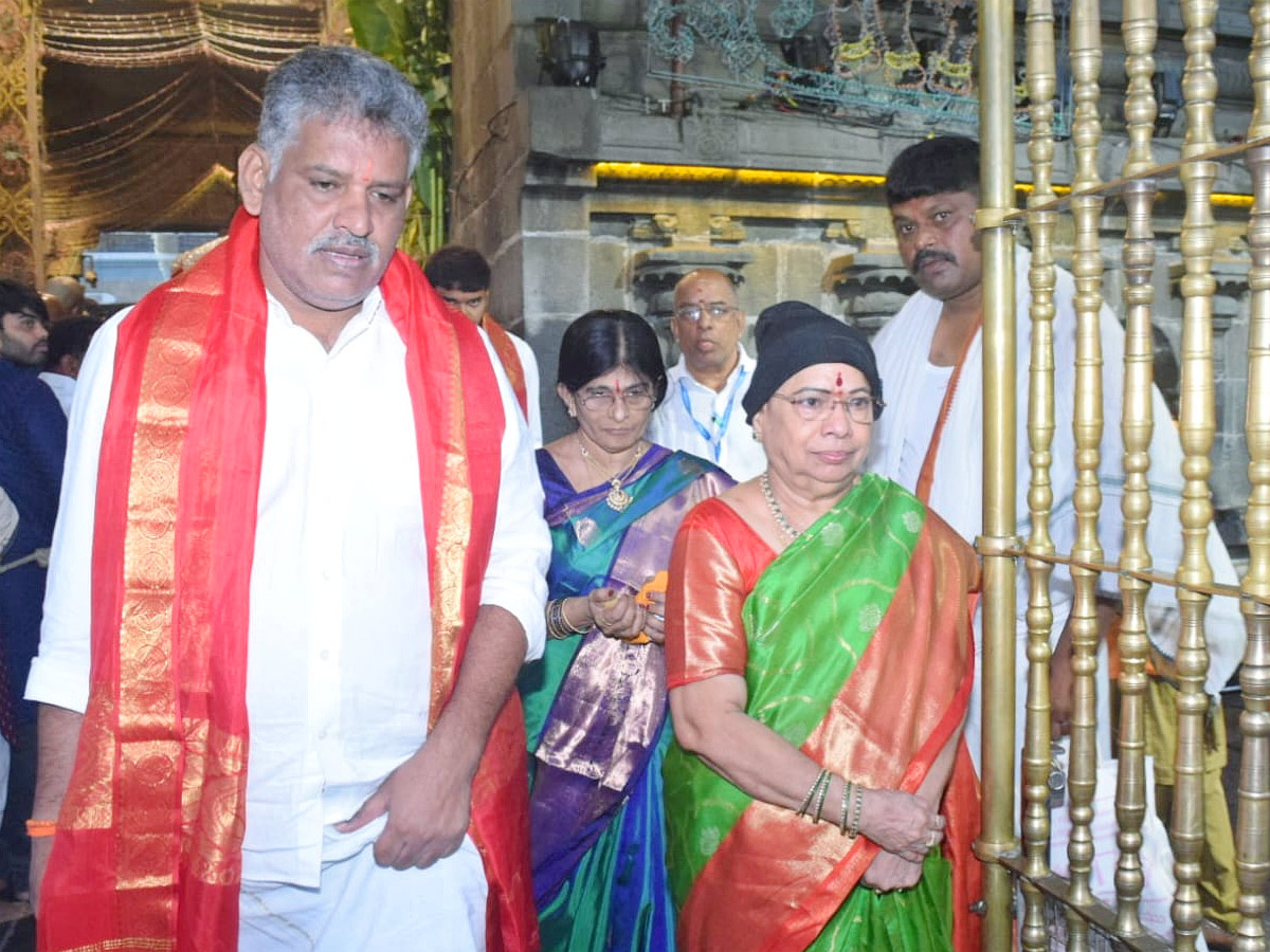 CM KCR Wife Shobha Rao Visits Tirumala Photos - Sakshi3