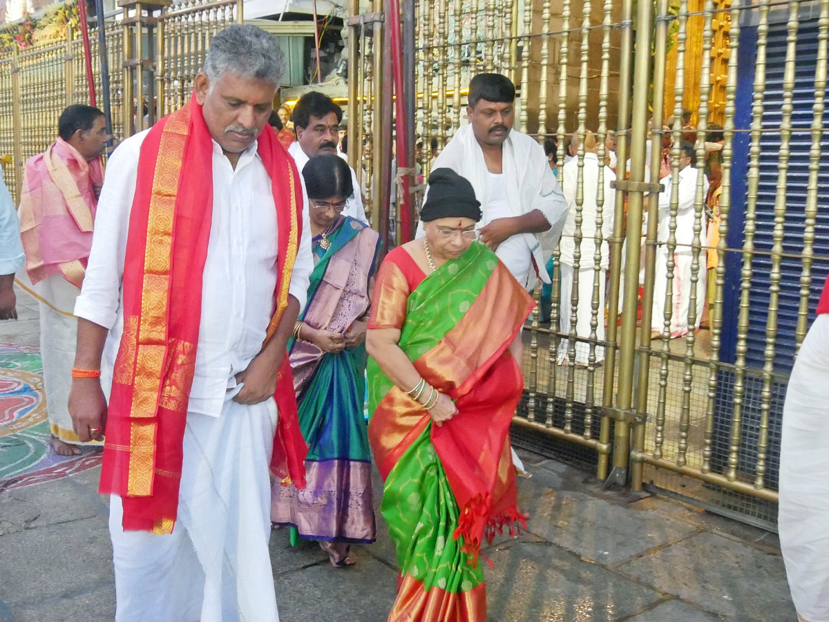 CM KCR Wife Shobha Rao Visits Tirumala Photos - Sakshi7