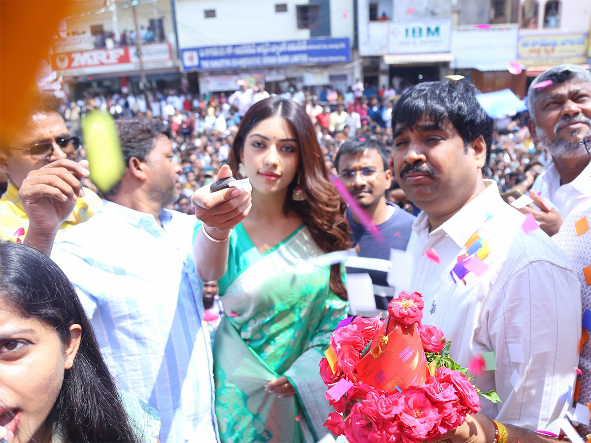 Heroine Anu Emmanuel launched chandana brothers shopping mall at Vikarabad - Sakshi1