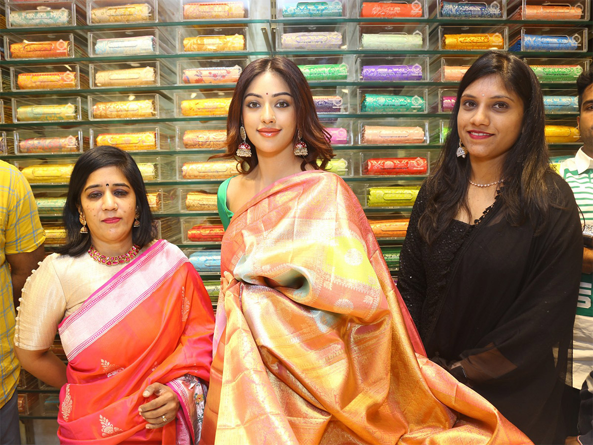 Heroine Anu Emmanuel launched chandana brothers shopping mall at Vikarabad - Sakshi16