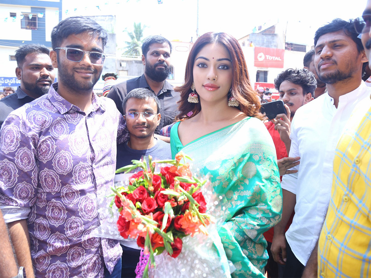 Heroine Anu Emmanuel launched chandana brothers shopping mall at Vikarabad - Sakshi2