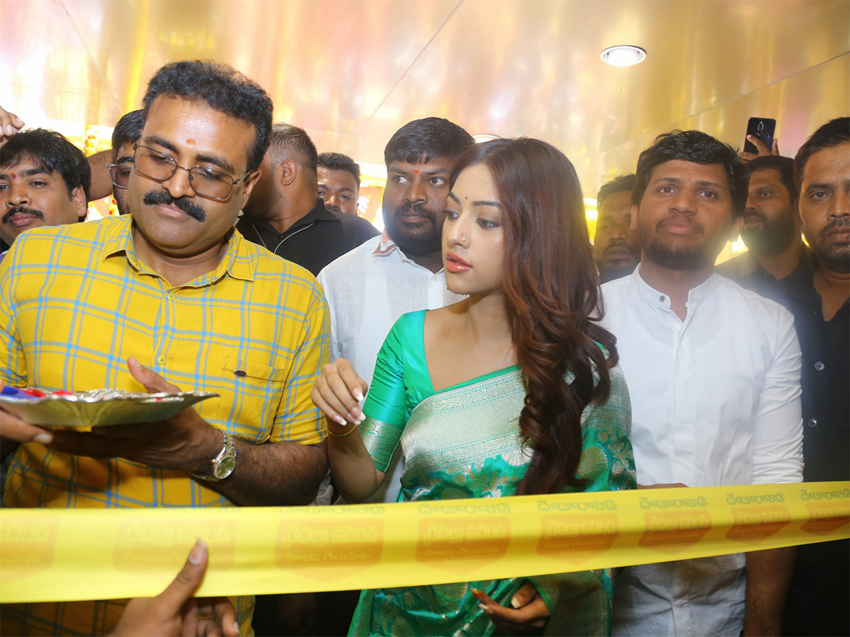 Heroine Anu Emmanuel launched chandana brothers shopping mall at Vikarabad - Sakshi5
