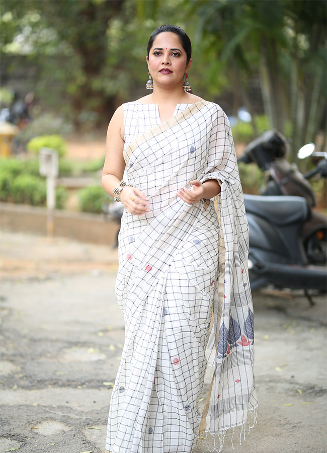 Anchor Anasuya Stunning Looks In White Saree - Sakshi10