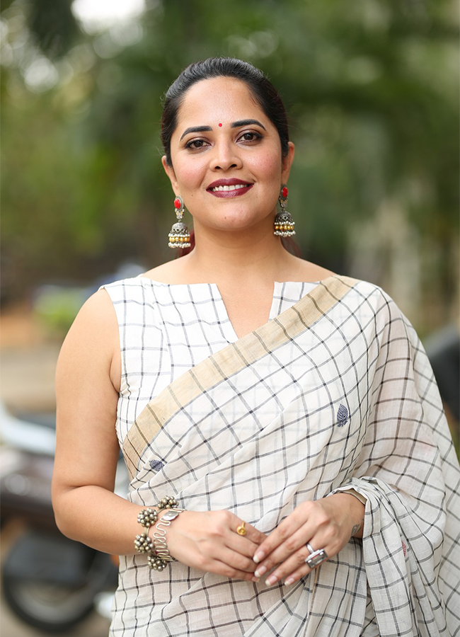 Anchor Anasuya Stunning Looks In White Saree - Sakshi11