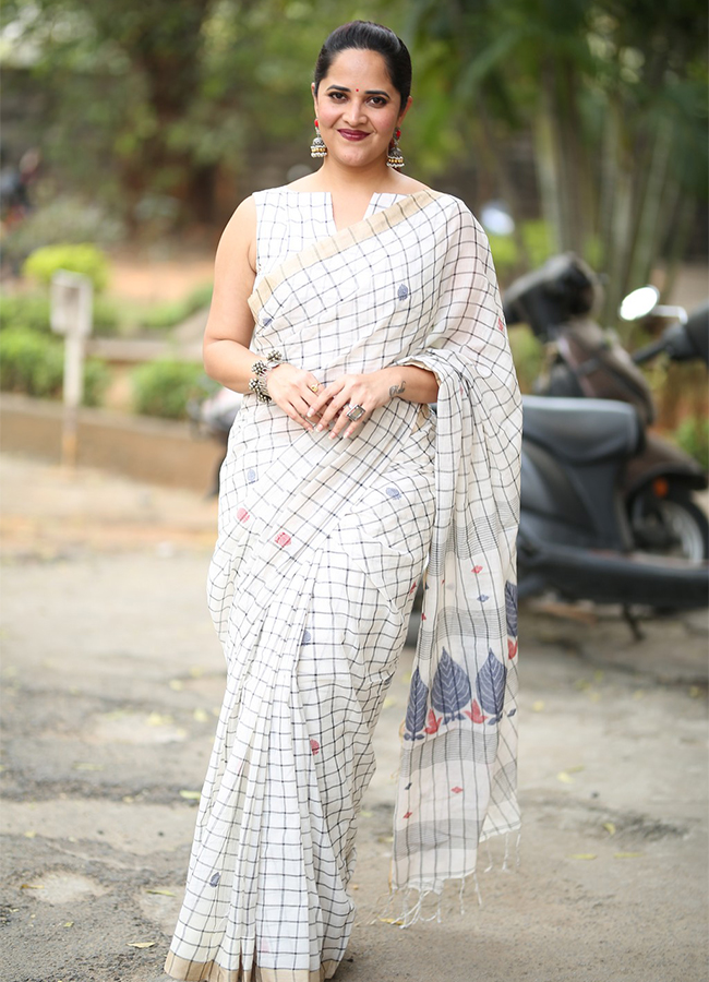 Anchor Anasuya Stunning Looks In White Saree - Sakshi12