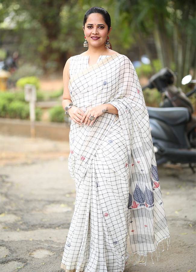 Anchor Anasuya Stunning Looks In White Saree - Sakshi13