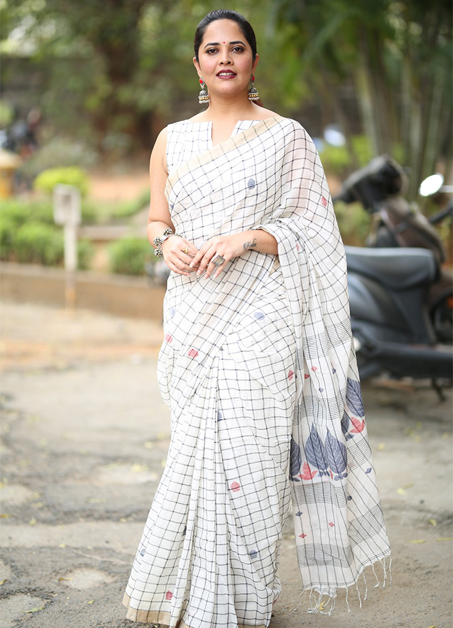 Anchor Anasuya Stunning Looks In White Saree - Sakshi14