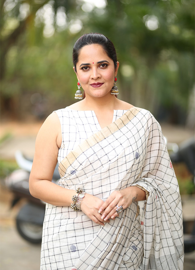 Anchor Anasuya Stunning Looks In White Saree - Sakshi15