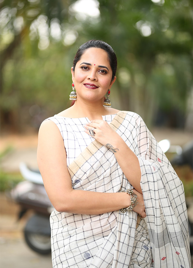 Anchor Anasuya Stunning Looks In White Saree - Sakshi16