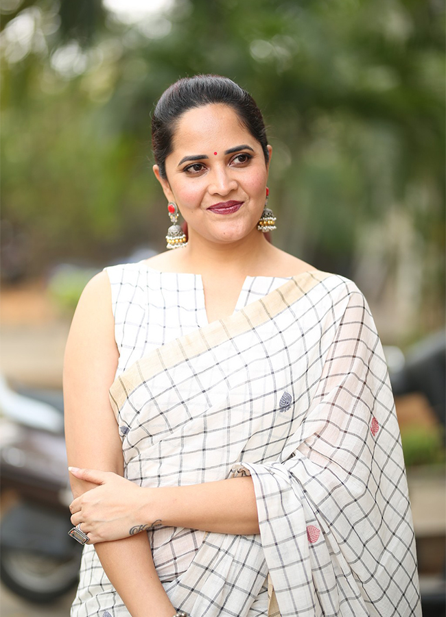 Anchor Anasuya Stunning Looks In White Saree - Sakshi17