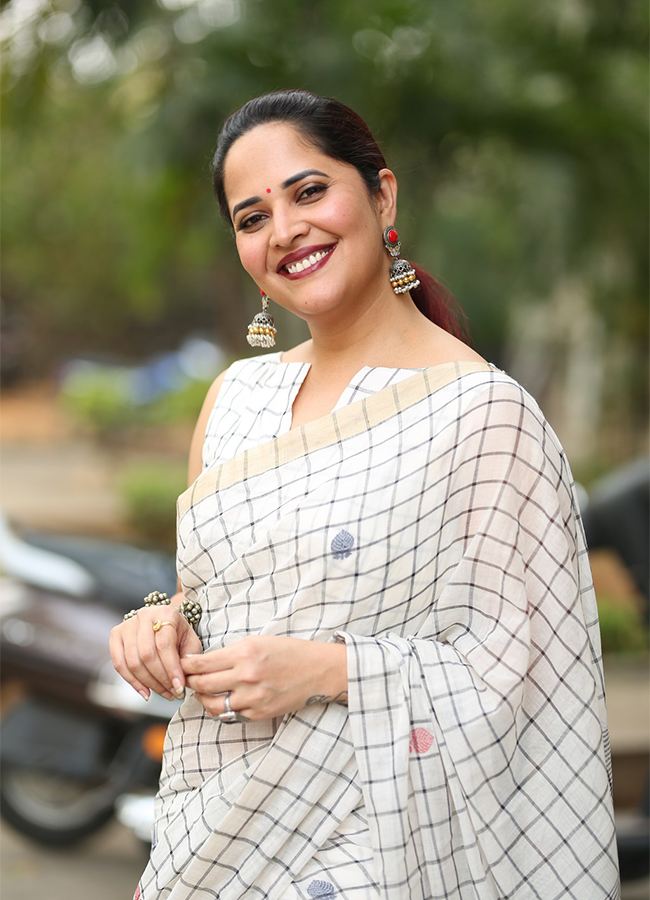 Anchor Anasuya Stunning Looks In White Saree - Sakshi18