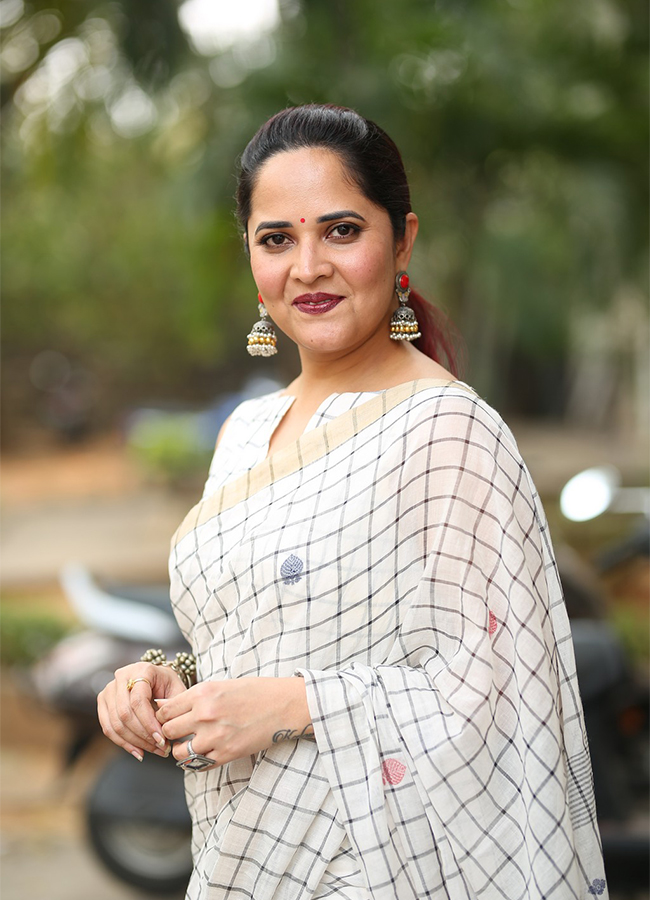 Anchor Anasuya Stunning Looks In White Saree - Sakshi19