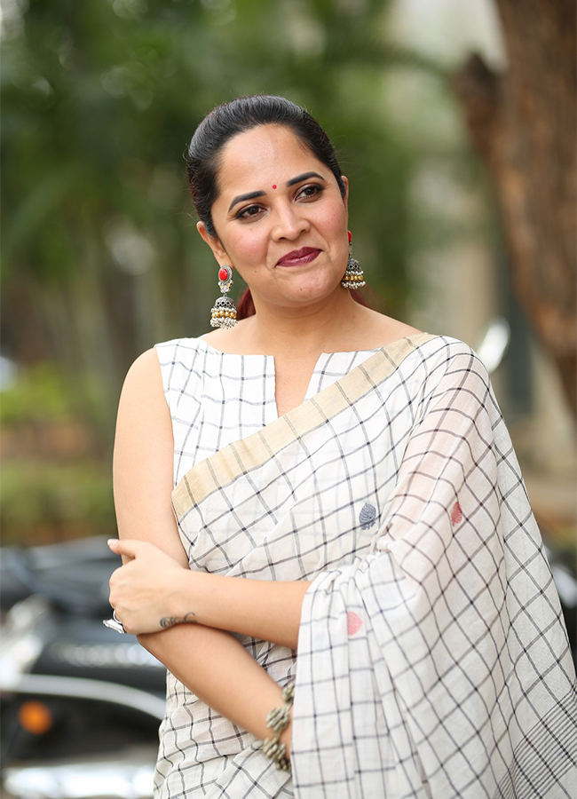 Anchor Anasuya Stunning Looks In White Saree - Sakshi2