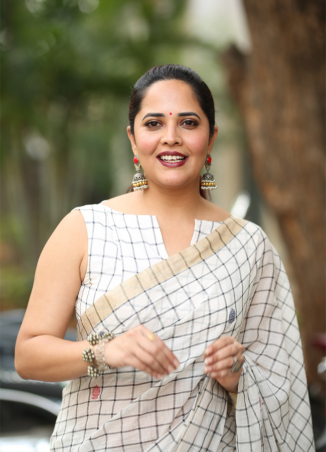 Anchor Anasuya Stunning Looks In White Saree - Sakshi3