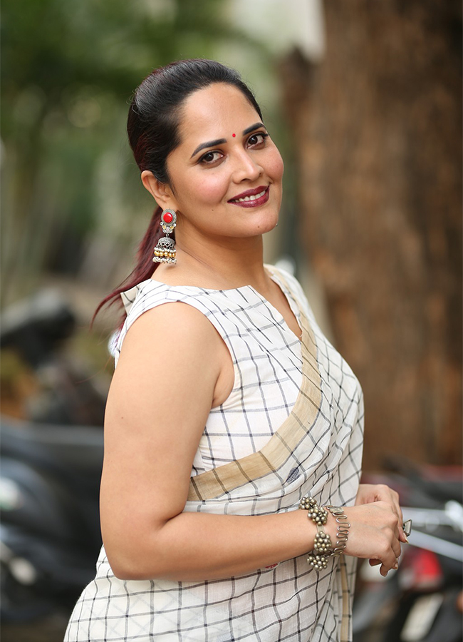 Anchor Anasuya Stunning Looks In White Saree - Sakshi4