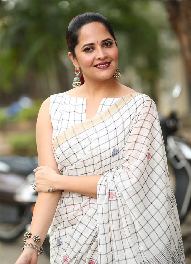 Anchor Anasuya Stunning Looks In White Saree - Sakshi6