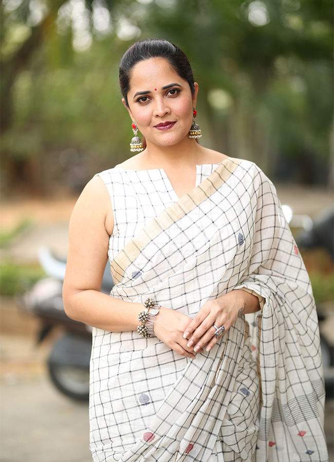 Anchor Anasuya Stunning Looks In White Saree - Sakshi8