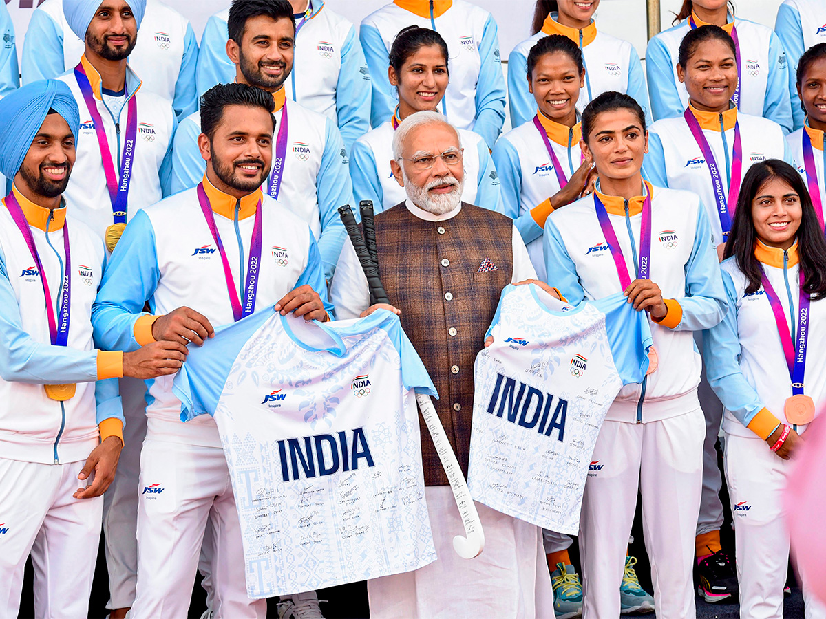 Prime Minister Narendra Modi meets with Asian Games medal winners - Sakshi1