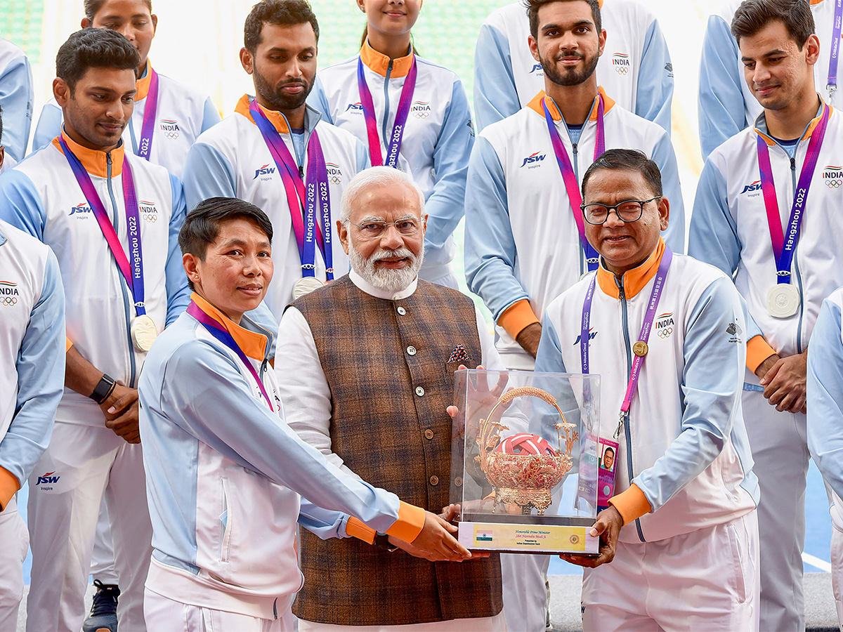 Prime Minister Narendra Modi meets with Asian Games medal winners - Sakshi17