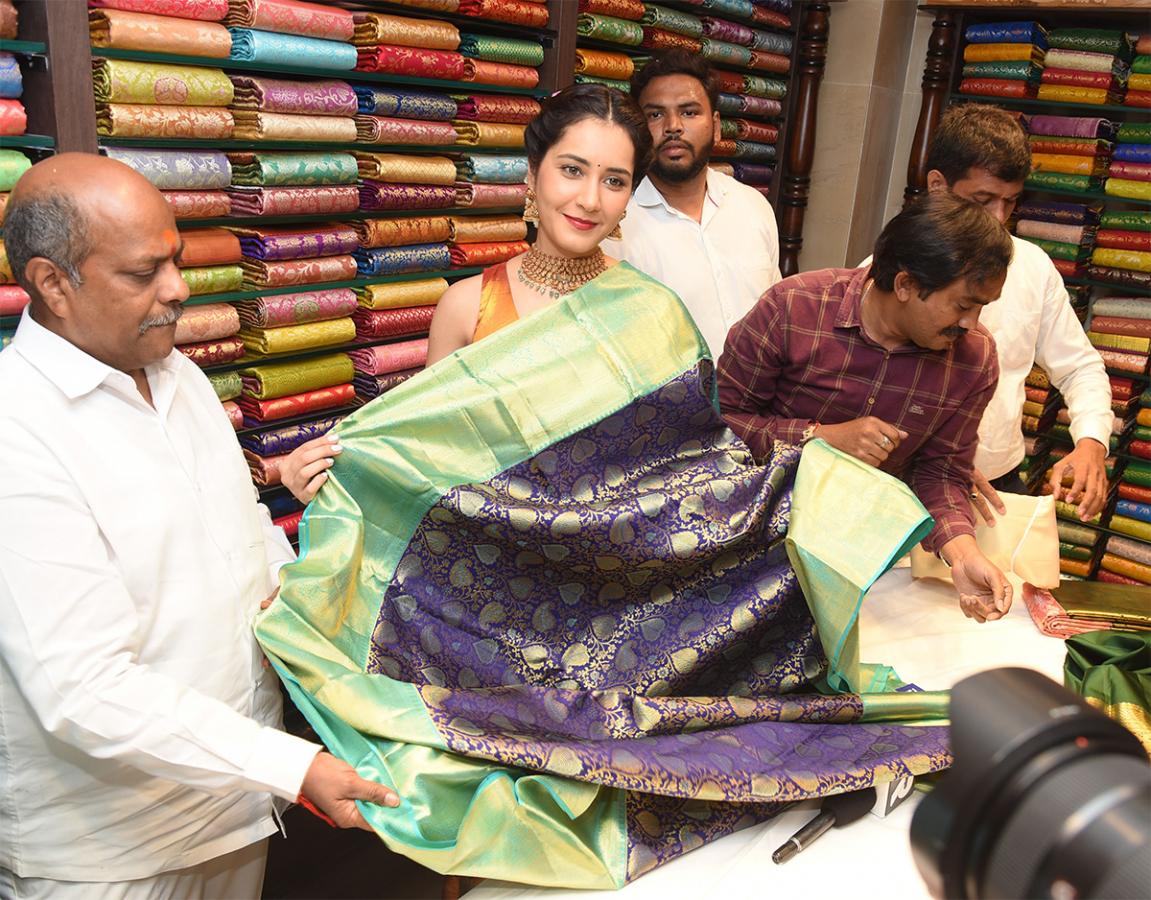 Actress Rashi Khanna Inaugurates CMR Shopping Mall At Hanamkonda - Sakshi14