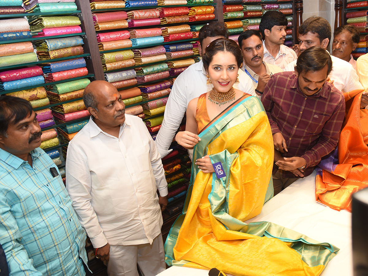 Actress Rashi Khanna Inaugurates CMR Shopping Mall At Hanamkonda - Sakshi2