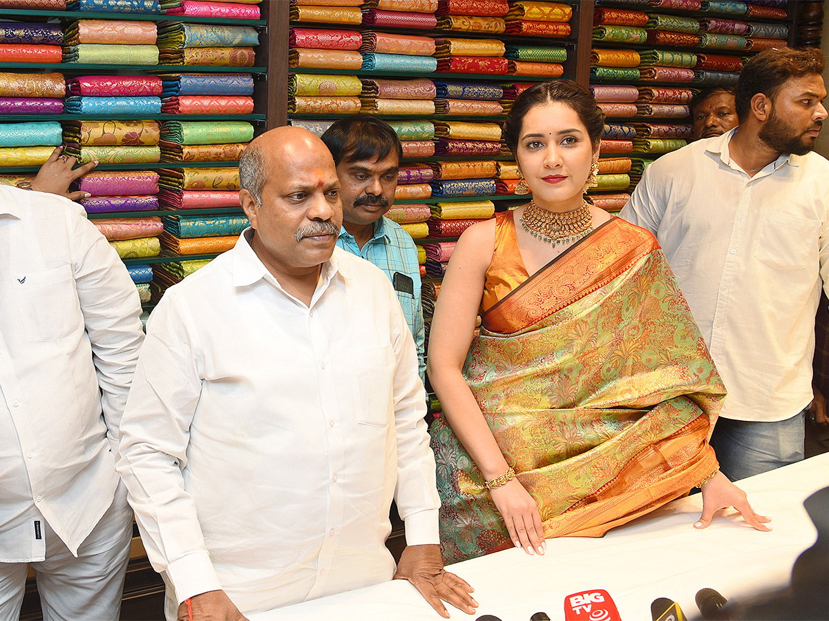 Actress Rashi Khanna Inaugurates CMR Shopping Mall At Hanamkonda - Sakshi4