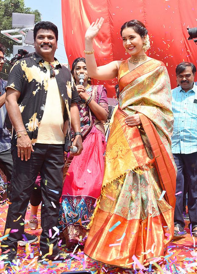 Actress Rashi Khanna Inaugurates CMR Shopping Mall At Hanamkonda - Sakshi5